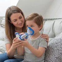 Kind inhaliert mit einem Vernebler